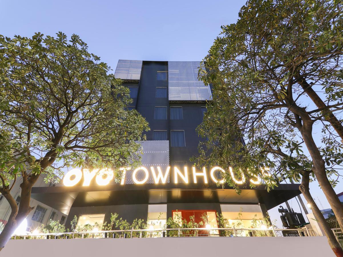 Oyo Townhouse 028 Corporate Suite Noida Dış mekan fotoğraf