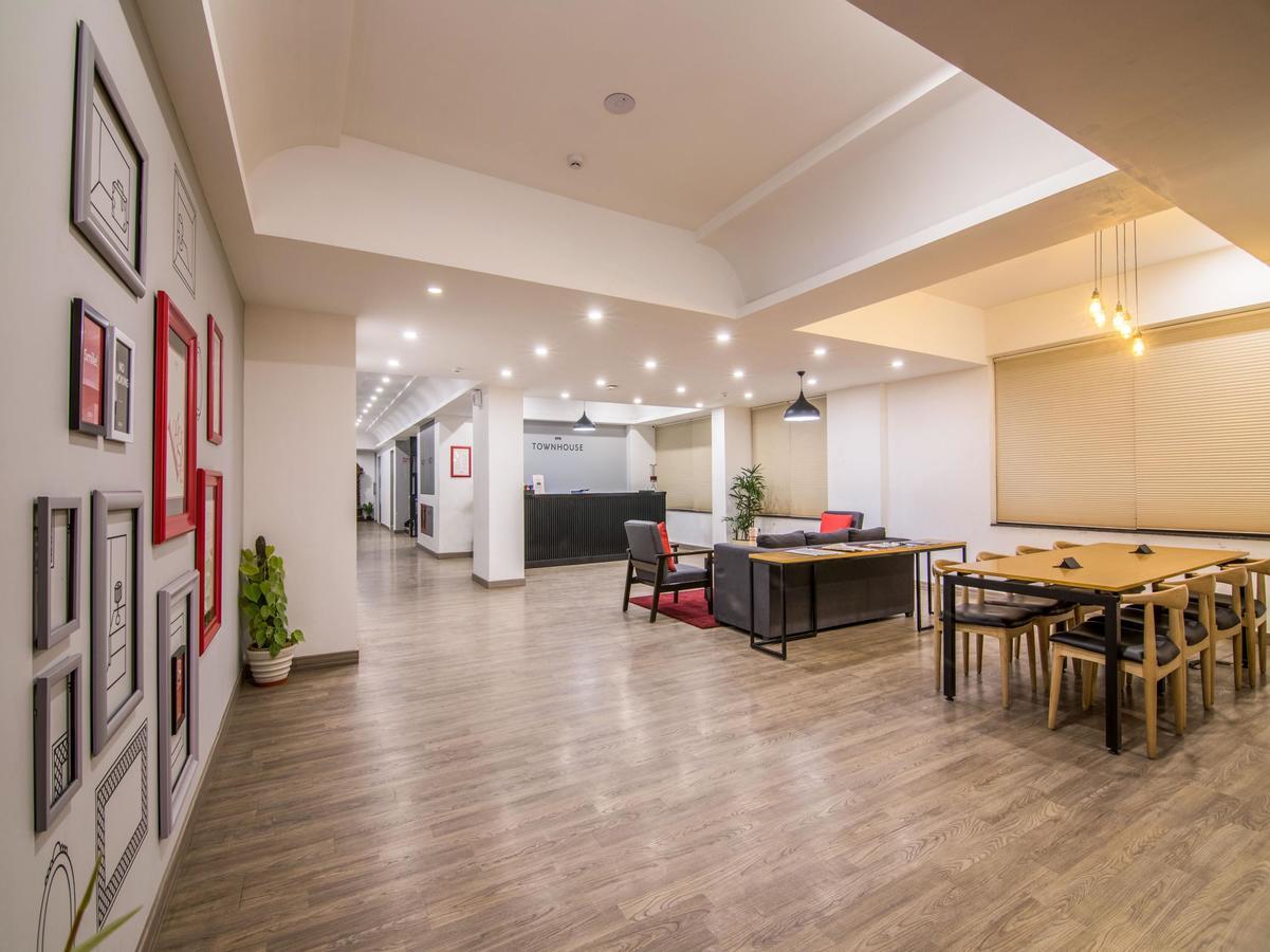 Oyo Townhouse 028 Corporate Suite Noida Dış mekan fotoğraf